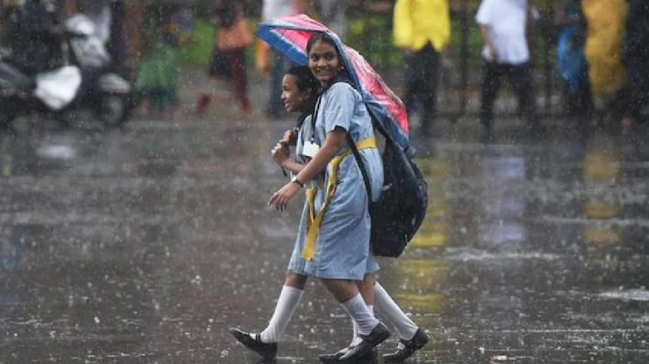 UP में लगातार भारी बारिश के कारण 2 दिनों के लिए बंद रहेंगे सभी स्कूल और कॉलेज, राजधानी लखनऊ में टूटा रिकॉर्ड