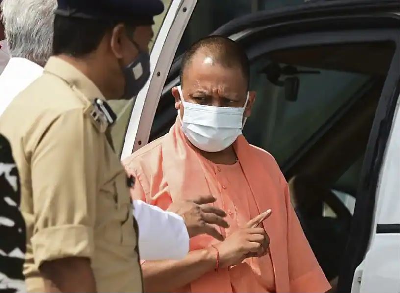 गोरखपुर में कारोबारी की हत्या को लेकर एक्शन में योगी सरकार, कहा- अपराध में शामिल पुलिसकर्मियों को जबरन किया जायेगा रिटायर