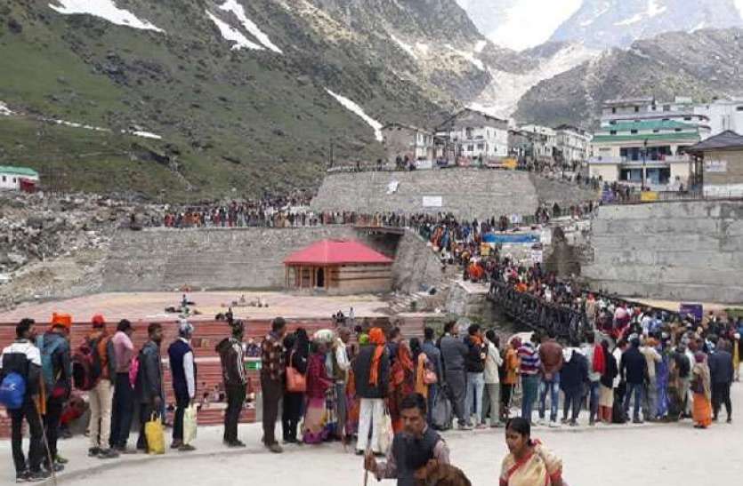 हेमकुंड साहिब में बर्फबारी के बीच यमुनोत्री धाम जाने के लिए उमड़ी श्रद्धालुओं की भीड़, आकंड़ा देख आप भी हो जाएंगे हैरान