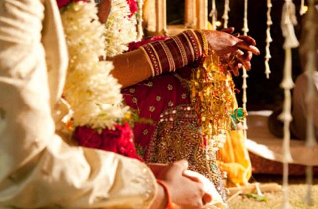 शर्मनाक : पत्नी को दो लाख रुपये बेचकर पति ने खरीद लिया महंगा स्मार्टफोन, 2 महीने पहले ही हुई थी शादी