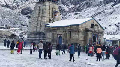 उत्तराखंड में चार धाम यात्रा के बीच स्नोफॉल, सड़कें और हैलीपैड बर्फ की परत से ढक गए, देखें सुंदर नजारा