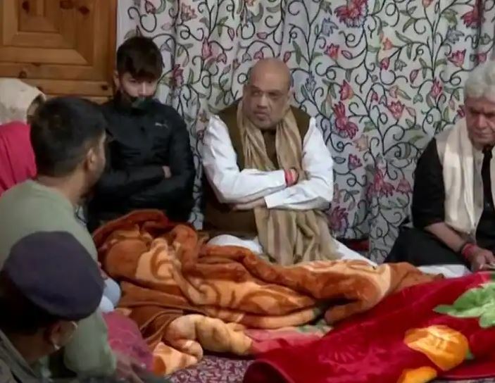 तीन दिवसीय श्रीनगर दौरे पर पहुंचे अमित शाह ने नवगांव में शहीद इंस्पेक्टर की पत्नी को दी सरकारी नौकरी, परिवार से मिले