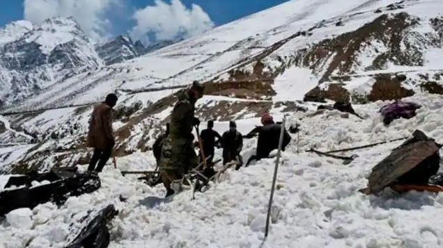 Uttarakhand: त्रिशूल चोटी पर पर्वतारोही के लिए गई नौसेना की टीम हिमस्खलन की चपेट में, 10 लापता; 5 का किया गया रेस्क्यू