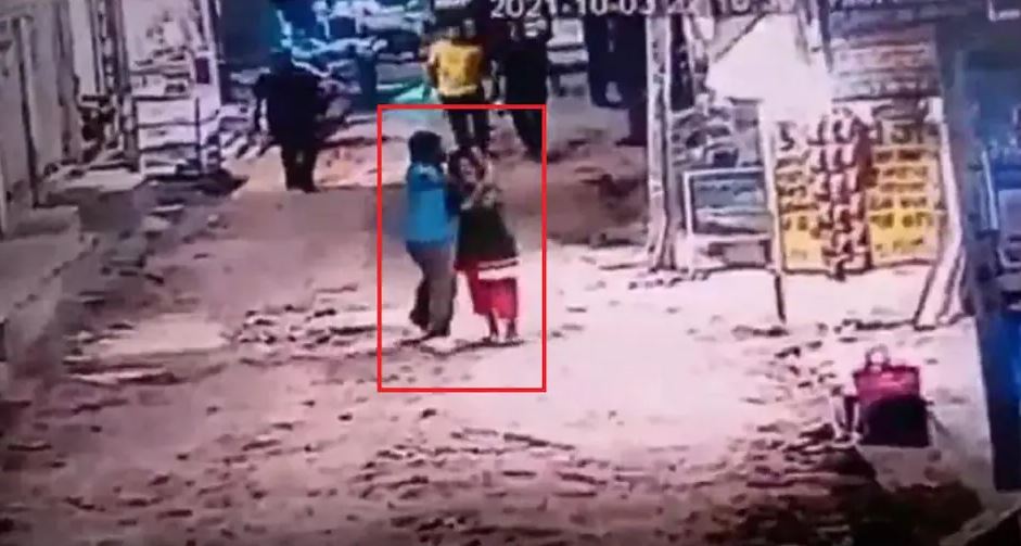 बीड़ी नहीं दी तो चाकू से गला रेतकर महिला दुकानदार की हत्या, वारदात CCTV में कैद