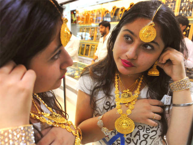 सोने के दाम में ₹200 की गिरावट: मुंबई, दिल्ली, अन्य शहरों में सोने की कीमत की जाँच करें