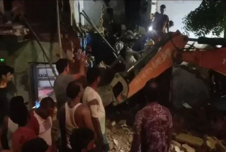 UP: जौनपुर में भरभराकर गिर दो मंजिला इमारत, पांच लोगों की मौत; छह की हालत गंभीर
