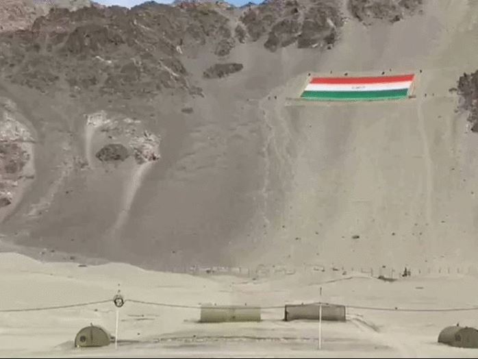 गर्व: लद्दाख में लहराया दुनिया का सबसे बड़ा तिरंगा, उपराज्यपाल आरके माथुर ने किया अनावरण; सेना प्रमुख नरवणे भी रहे मौजूद