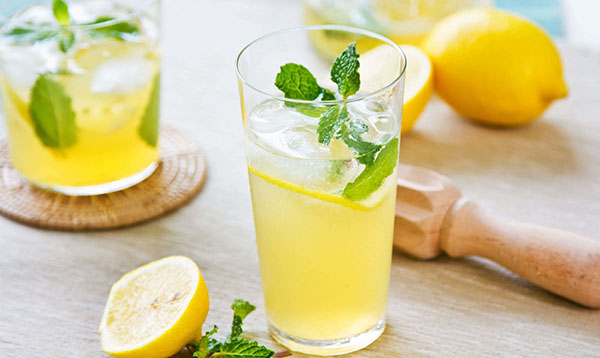 उबला हुआ नींबू पानी (Lemonade) : इसे पीने के फायदे और इसे बनाने के तरीके