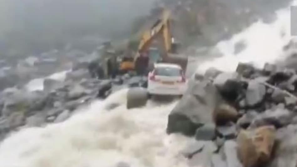 उत्तराखंड : केदारनाथ से लौटते समय भारी बारिश के कारण फंसे 22 श्रद्धालु, पुलिस ने किया रेस्क्यू
