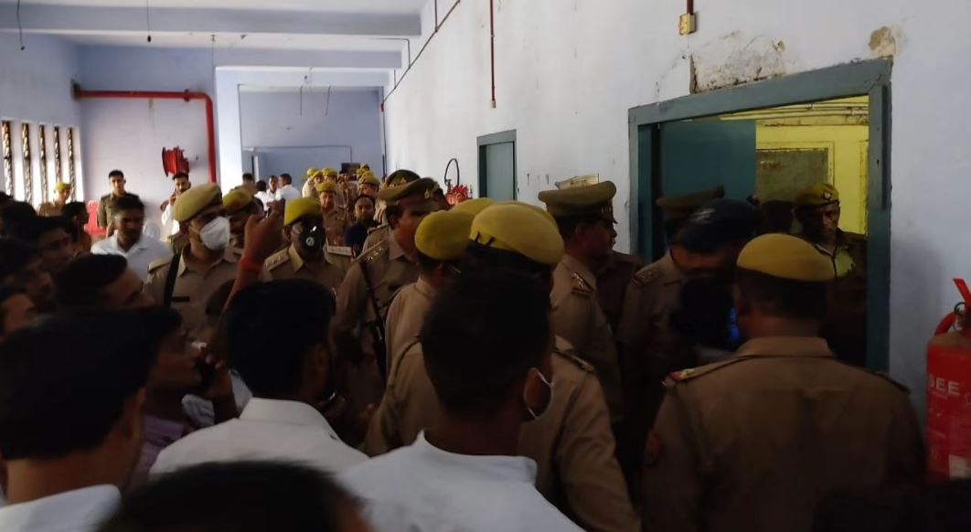 बड़ी खबर : UP के शाहजहांपुर कोर्ट में वकील की गोली मारकर हत्या, चारों तरफ अफरा-तफरी का माहौल