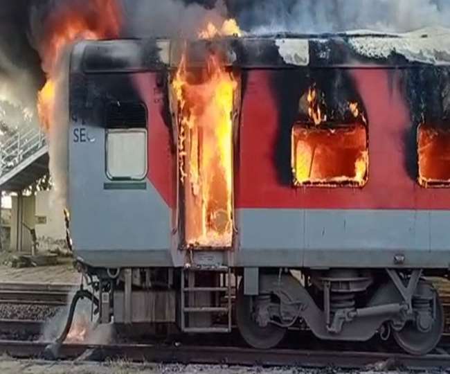 ट्रेन मे लगी अचानक आग, लोगों को कूदकर बचानी पड़ी जान : पढ़ें पूरी खबर