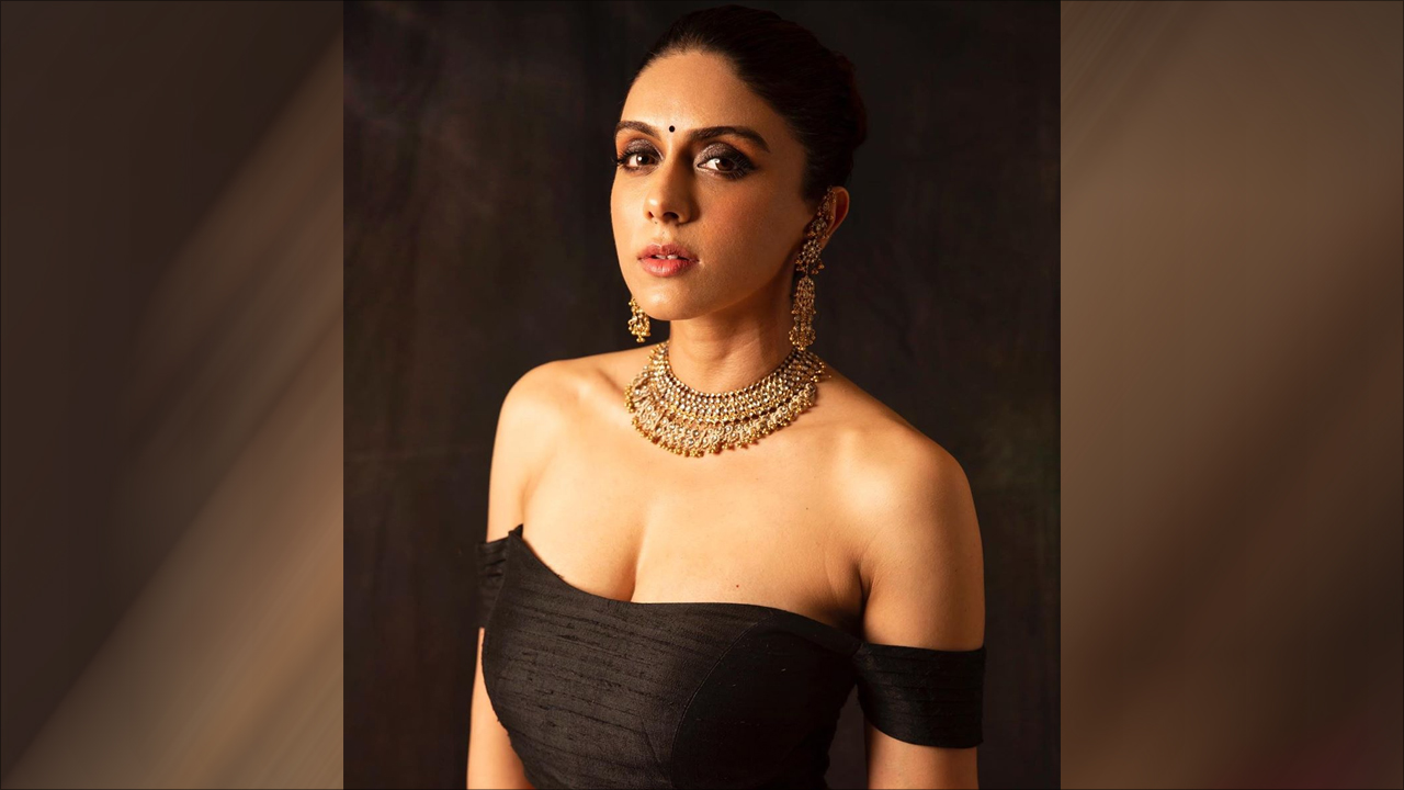 एक्ट्रेस ज़ोआ मोरानी ने अपनी हॉटनेस से लगाया तड़का, फैंस देखकर हुए हैरान