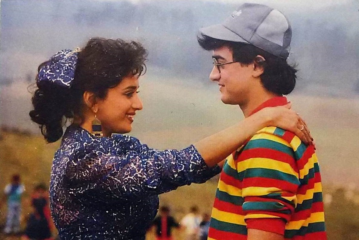 क्यों हॉकी स्टिक लेकर एक्टर आमिर को मारने के लिए दौड़ पड़ी माधुरी दीक्षित, जानिए पूरी खबर..