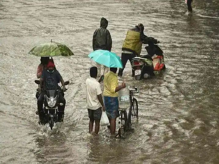 आंध्र प्रदेश : बारिश और बाढ़ से अब तक 34 लोगों की मौत, 10 लोग लापता; आंशिक तौर पर बहाल हुई रेल सेवा