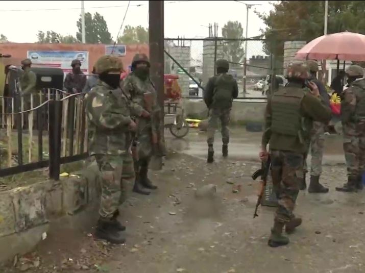 श्रीनगर : SKIMS अस्पताल के पास सुरक्षाबलों पर फायरिंग कर भागे आतंकी, संदिग्ध की तलाश जारी