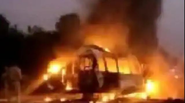 मध्य प्रदेश : मथुरा से इंदौर जा रही बस ने मारी खड़ी कंटेनर में टक्कर, जिंदा जल गए तीन यात्री