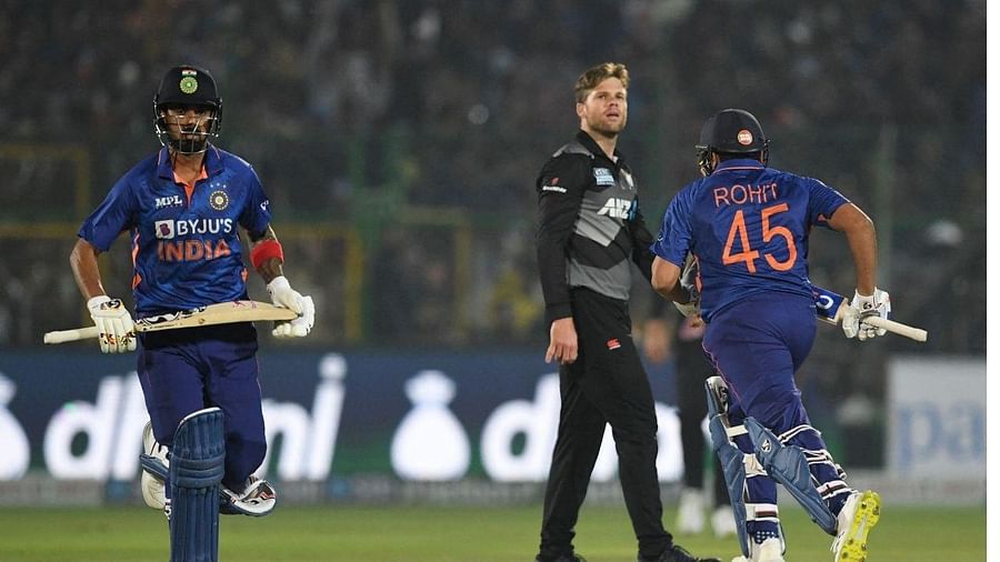 रोहित शर्मा ने टी20 के नए कप्तान के रूप में जीत के साथ किया आगाज, इस मामले में कोहली से आगे निकले रोहित और पंत