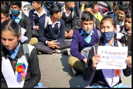 उत्तराखंड के डिग्री कॉलेजों में सीटों का संकट, छात्रों ने किया प्रदर्शन, सरकार के सामने रखी ये मांग