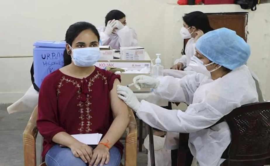 कोविड-19 के कारण अस्पताल में भर्ती होने और मौत के जोखिम को 89 फीसदी तक कम कर सकती है यह वैक्सीन!