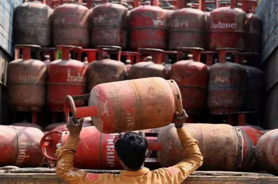 दिवाली से पहले फूटा महंगाई बम, एलपीजी सिलेंडर की कीमत में भारी उछाल; जानें क्या है कीमत