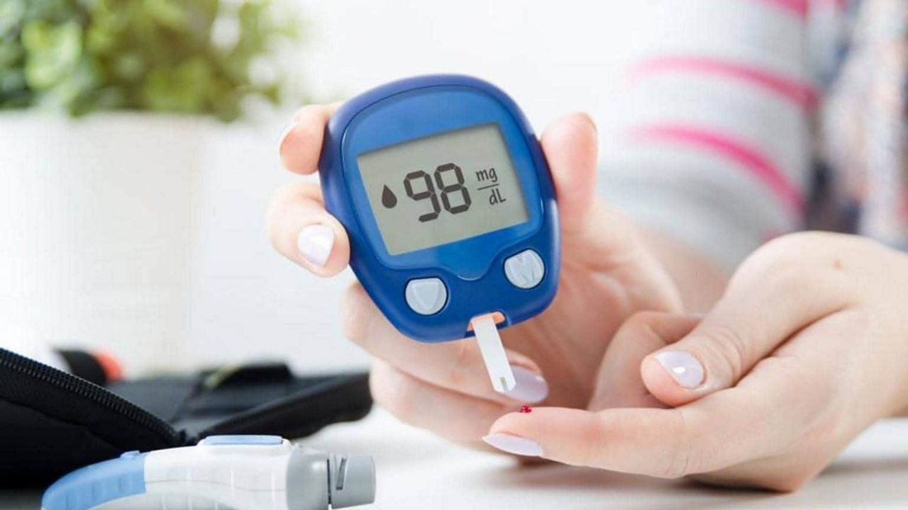 Diabetes: दिवाली में डायबिटीज मरीज रखें इन 7 बातों का ध्यान, वरना बढ़ जाएगी ब्लड शुगर