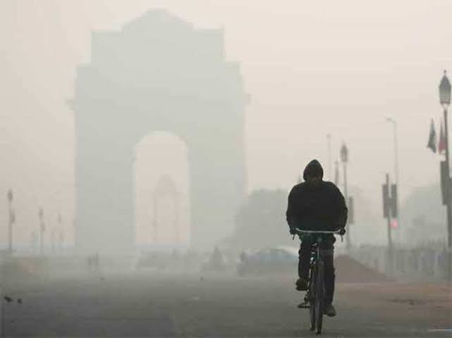दिल्ली में बढ़ते प्रदूषण को लेकर एक्शन में आई सरकार, उतरेंगी 1000 एक्स्ट्रा CNG बसें, गैस आधारित इंडस्ट्री को छोड़ बाकी पर बैन