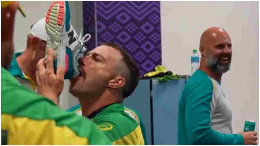 ऑस्ट्रेलियाई टीम का वर्ल्ड कप जीतने के बाद ‘अनोखा’ जश्न, जूते में ही डालकर पीने लगे बीयर; देखें VIDEO