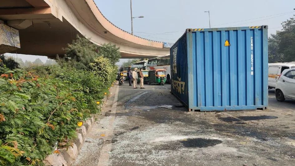 दिल्ली : ITO के पास भीषण सड़क हादसा, ऑटो पर गिरा कंटेनर, चार लोगों की दर्दनाक मौत