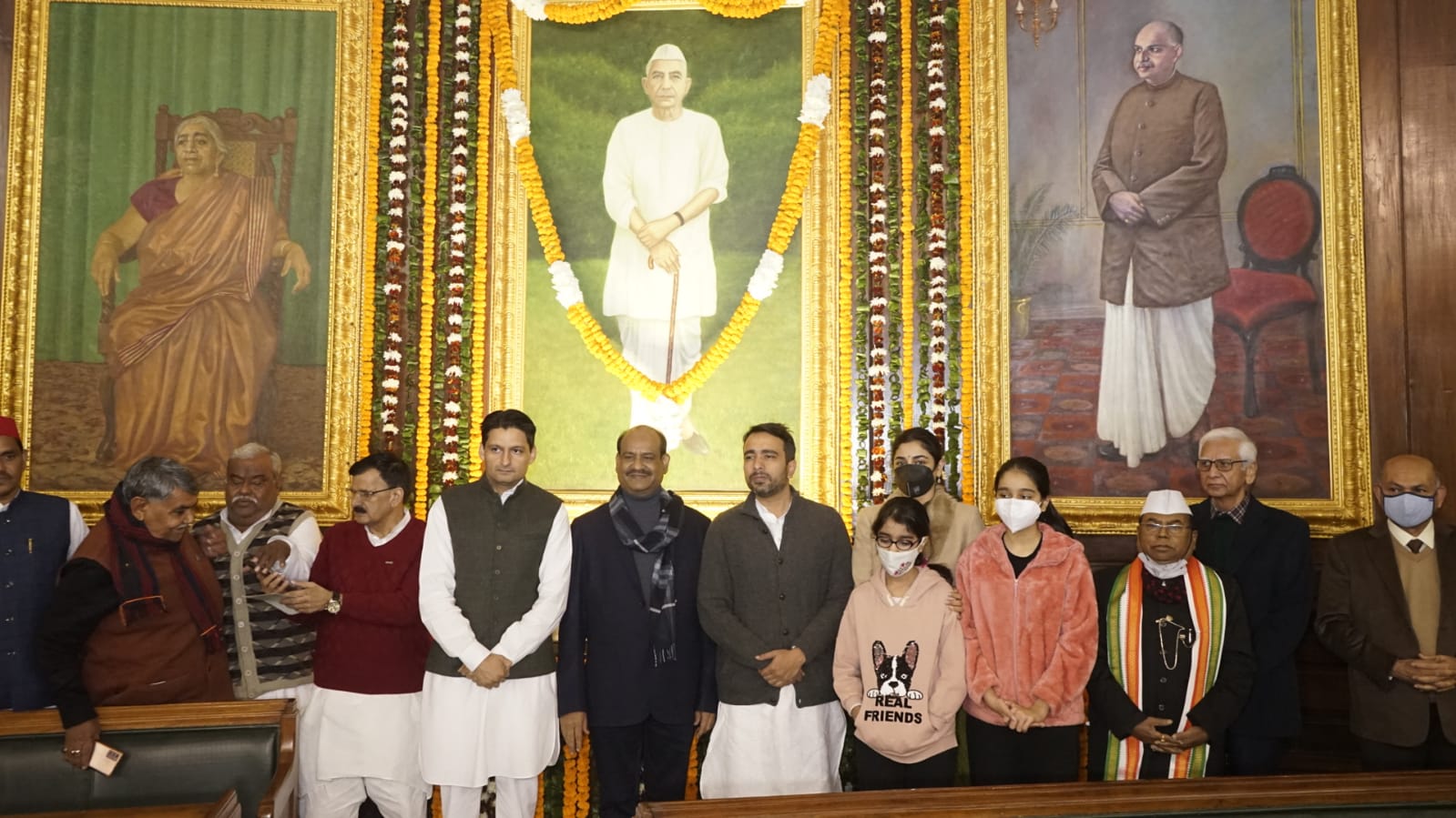 लोक सभा अध्यक्ष ओम बिरला के नेतृत्व में संसद सदस्यों ने किया पूर्व प्रधान मंत्री चौधरी चरण सिंह की जयंती पर श्रद्धासुमन अर्पित