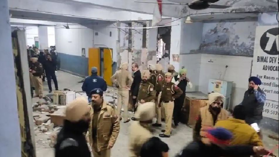बड़ी खबर: पंजाब के लुधियाना कोर्ट में भारी ब्लास्ट, 1 मौत, 2 लोग जख्मी;  बदहवास दौड़ते दिखे लोग