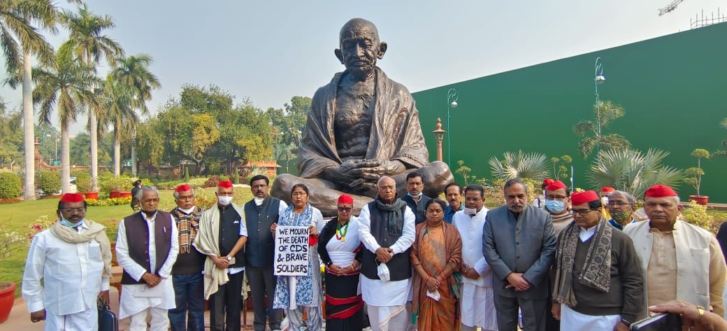 निलंबित सांसदों ने गांधी की मूर्ती के सामने सीडीएस को श्रद्धांजलि अर्पित की