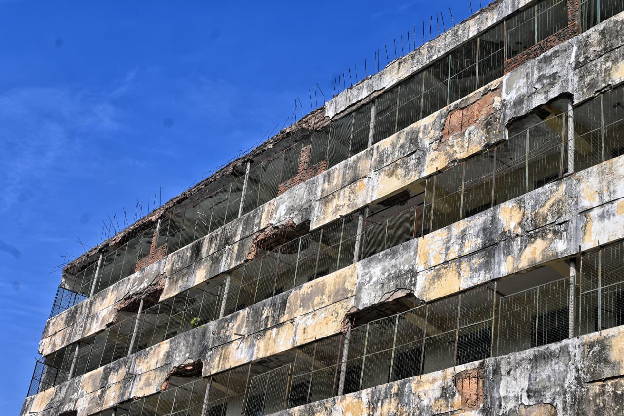 जर्जर इमारत में चल रहे एमसीडी का राजन बाबू अस्पताल को केजरीवाल सरकार ने बंद करने के दिए आदेश