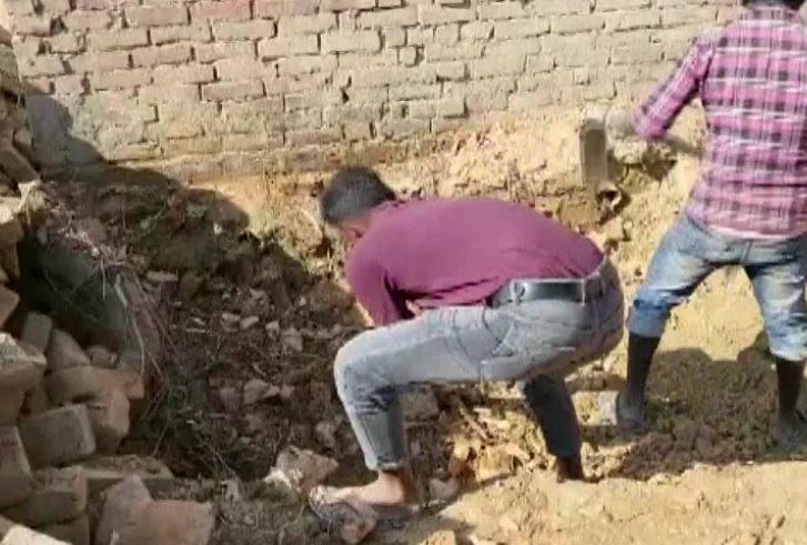 सपा नेता के खेत में दलित युवती का शव मिलने से हड़कंप, बसपा-भाजपा ने सपा को घेरा