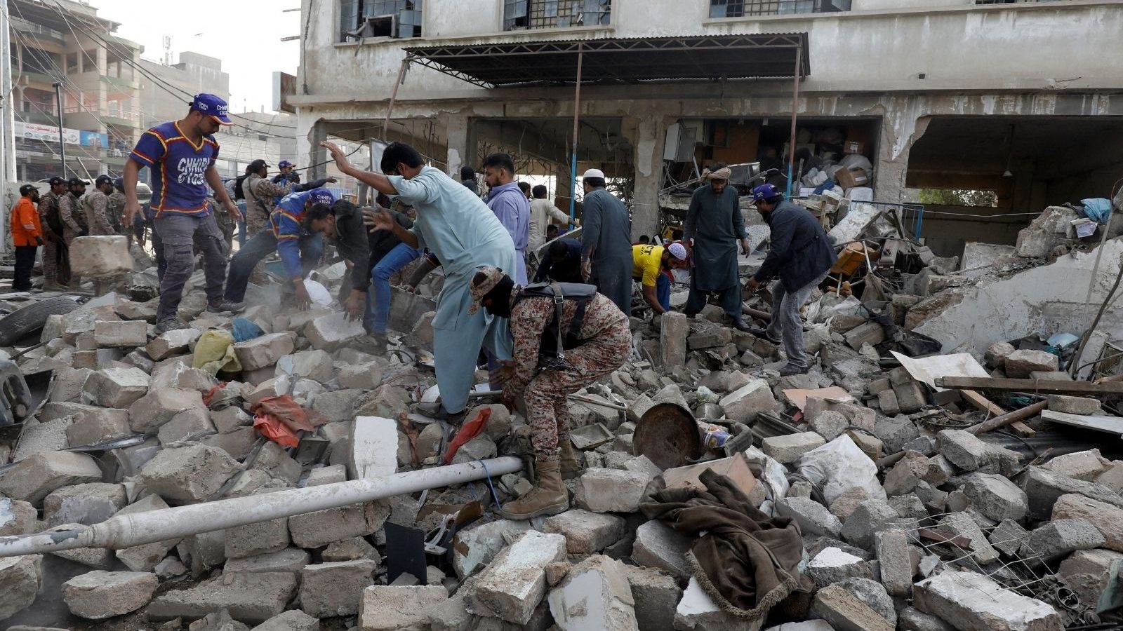 पाकिस्‍तान के कराची में हुआ भारी विस्फोट, जानिए कितने लोगों की हुई मौत