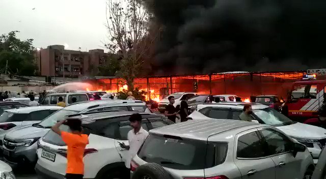 जामिया नजर स्थित इलेक्ट्रिक मोटर पार्किंग में लगी अचानक आग, 100 से अधिक वाहन आग में हुए क्षतिग्रस्त