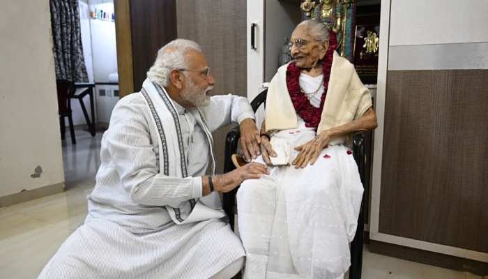 मां के 100वें जन्मदिन पर घर पहुंचे PM मोदी, मां के पैर धोए और साथ में की पूजा