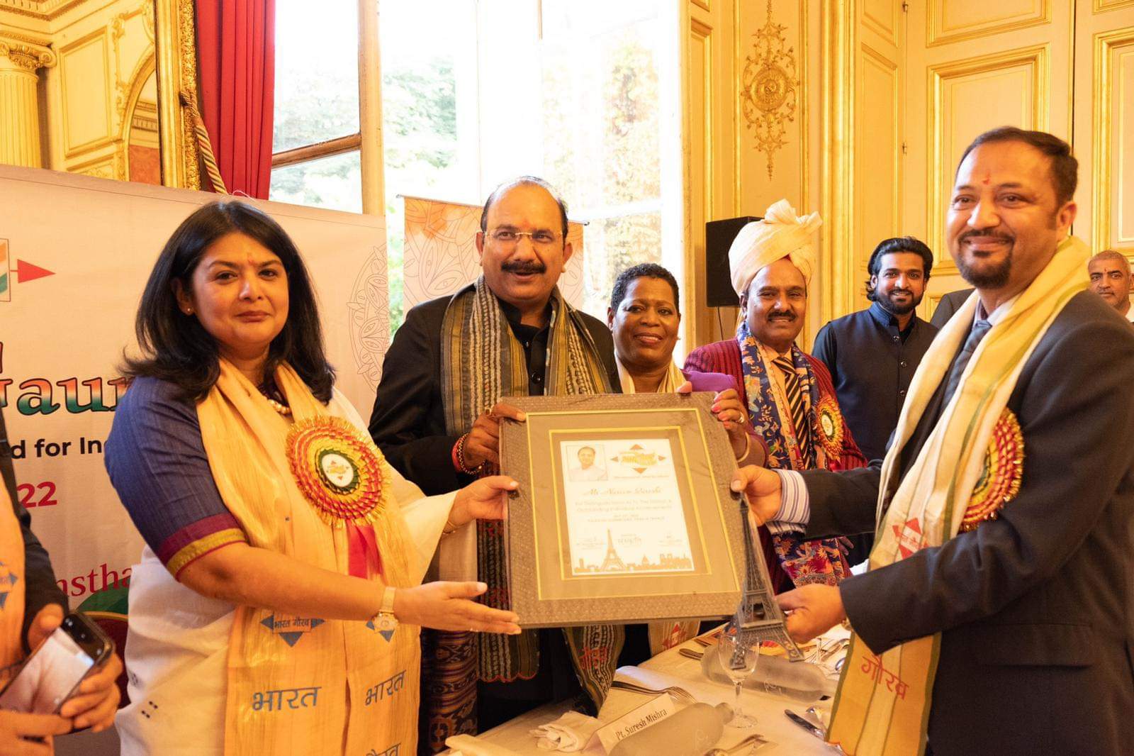 फ्रांस में 11 देशों की 31 हस्तियों को मिला भारत गौरव अवार्ड, लंदन में मशहूर शेफ मोहम्मद नसीम कुरैशी भी भारत गौरव अवार्ड से नवाज़े गए।