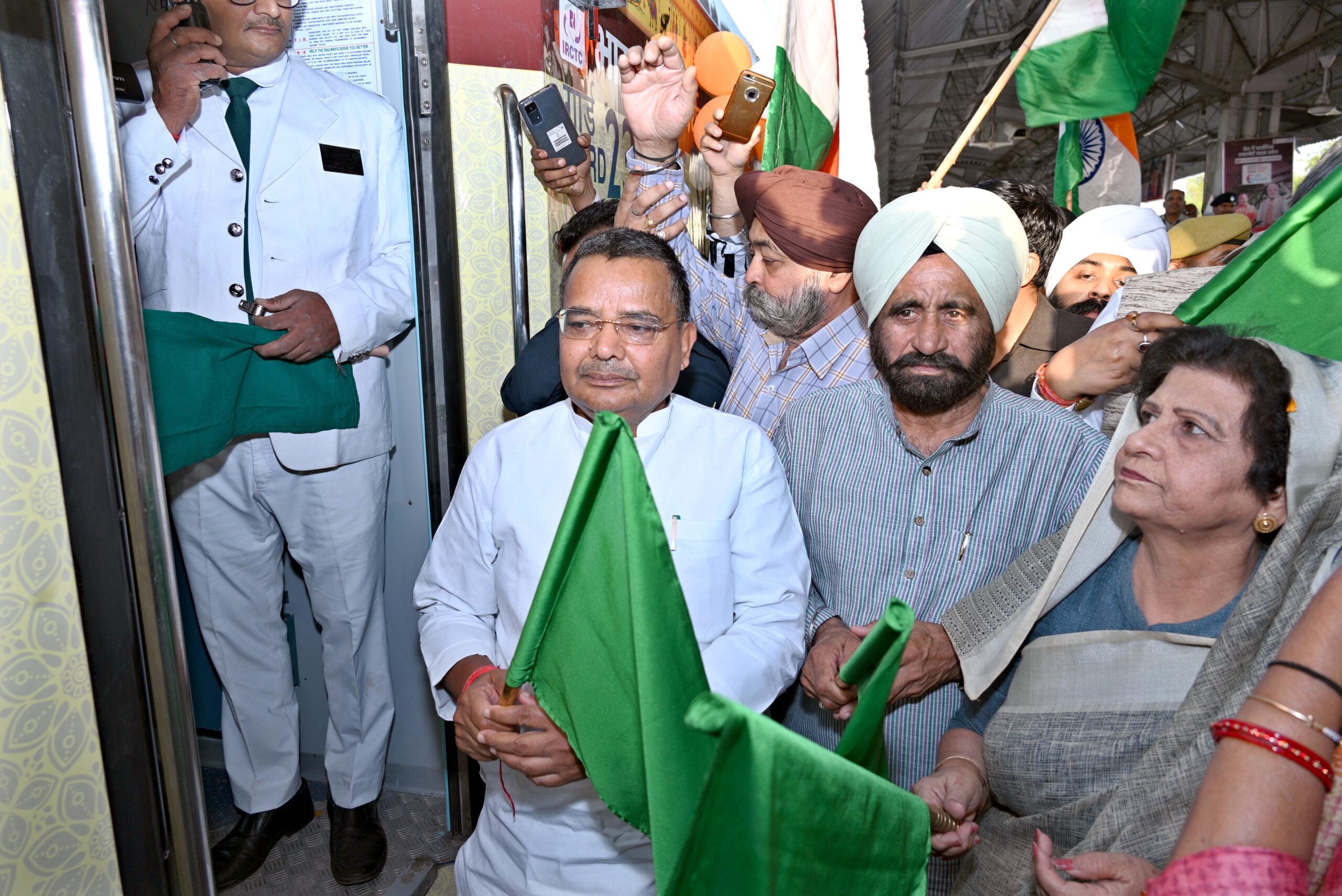 पर्यटन मंत्री जयवीर सिंह ने ‘गुरूकृपा टूरिस्ट ट्रेन’ को हरी झण्डी दिखाकर किया रवाना