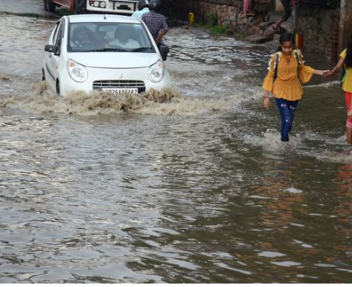 तेज बारिश से कई राज्यों के हालात बदतर, जलमग्न हुई सड़कें, लोगों की बढ़ी मुश्किलें