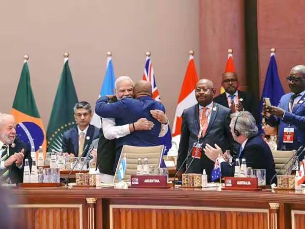अफ्रीकन यूनियन को मिली G-20 की स्थाई सदस्यता, मोदी के गले मिले अजाली असोमानी