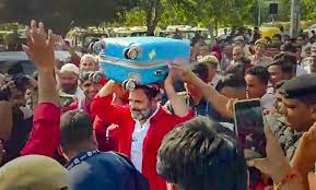 आनंद विहार रेलवे स्टेशन पर राहुल गांधी ने ‘कुली’ पोशाक पहनकर उठाया यात्रियों का सामान