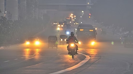 दिल्ली: वायु प्रदूषण से निपटने के लिए गैर-सीएनजी, गैर-इलेक्ट्रिक और गैर-बीएस-VI डीजल बसों पर प्रतिबंध की संभावना