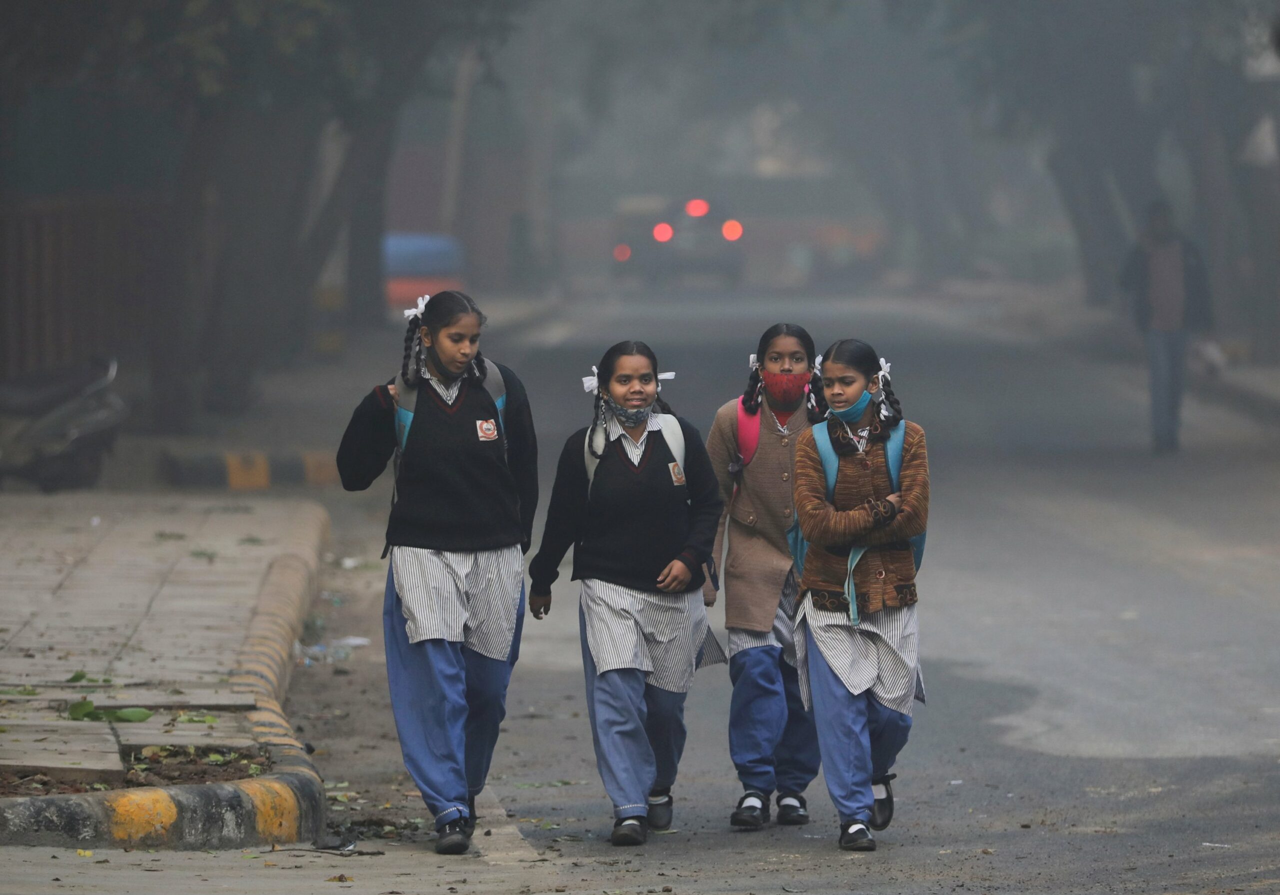दिल्ली की वायु गुणवत्ता लगातार तीसरे दिन ‘बहुत खराब’, आज से खुलें स्कूल-कॉलेज, कई प्रतिबंध रहेंगे जारी
