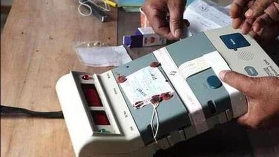 चुनाव आयोग ने राजनीतिक दलों से 15 नवंबर तक चुनावी बांड डेटा जमा करने का किया आग्रह