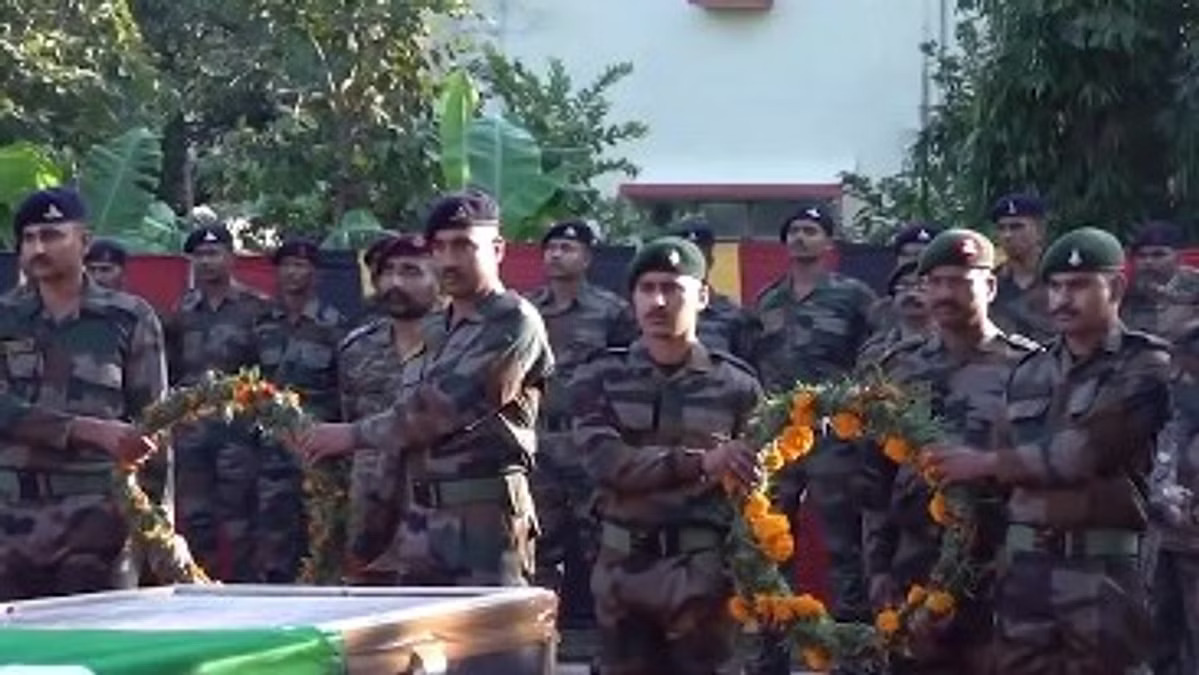 Rajouri Encounter: राजौरी मुठभेड़ में शहीद हुए 5 जवानों को भारतीय सेना, जम्मू-कश्मीर पुलिस ने दी श्रद्धांजलि
