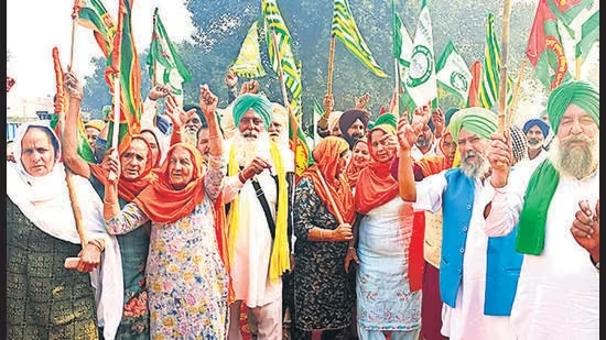 पंजाब: किसानों द्वारा पराली जलाने के मामले वापस लेने की मांग को लेकर हुआ विरोध प्रदर्शन शुरू