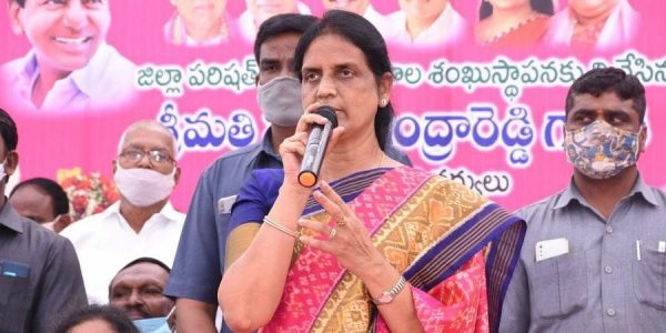 तेलंगाना: आईटी विभाग ने हैदराबाद में मंत्री सबिता इंद्रा रेड्डी के रिश्तेदारों से जुड़े आवासों पर की छापेमारी