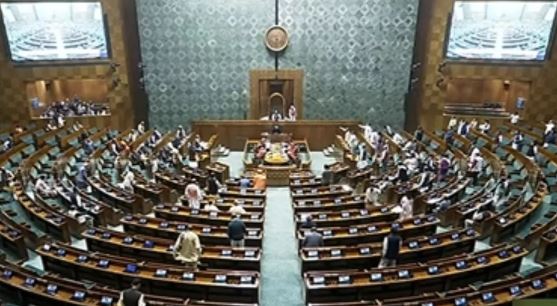संसद के दोनों सदनों में जोरदार हंगामा, हंगामा कर रहे अब तक 92 सांसद निलंबित
