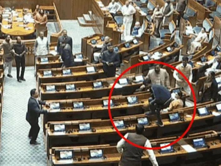 संसद के सिक्योरिटी सिस्टम पर उठा सवाल, 2 घंटे गैलरी में कैसे रहे सागर और मनोरंजन