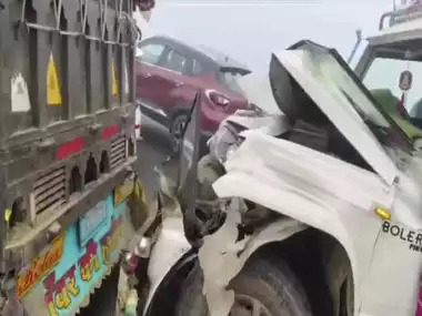 घने कोहरे के बीच दिल्ली-यूपी हाईवे पर 16 गाड़ियां आपस में टकराई